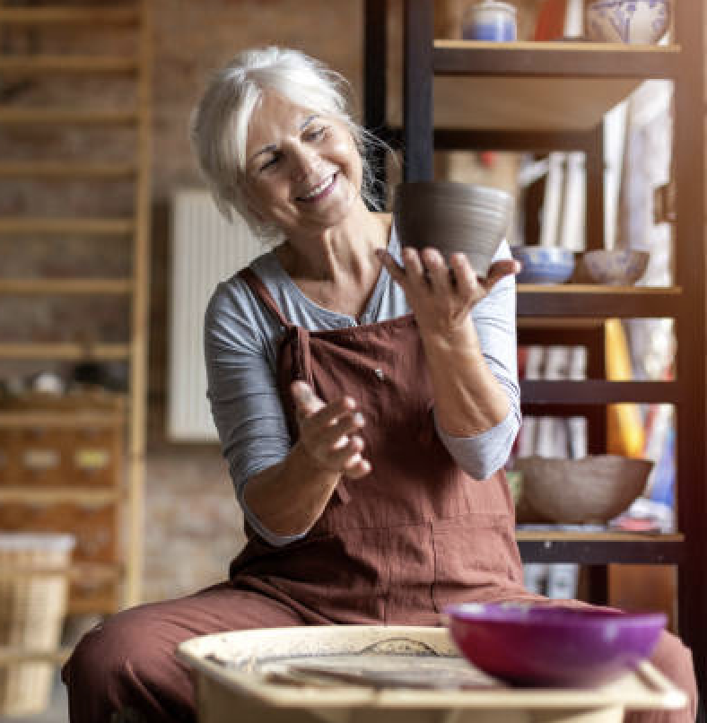 Femme faisant de la poterie